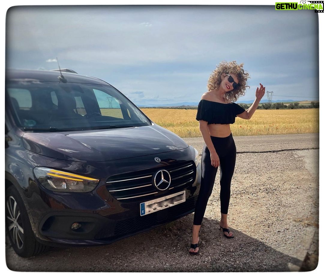 Esther Acebo Instagram - Back to the 80’s 🖤🚐 #mercedesbenzvans #claseTcontigo #ad