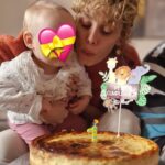 Esther Acebo Instagram – 5/3/23 🎂🍌1 año
Jamás pensé que ver a otro ser humano, hacer actividades tan ‘senciLLas’ como dormir, comer o sonreír podría hacerme TAN FELiZ. Gracias por descubrirmeLO, SoL.
FeLiz primer año, pequeñaja!