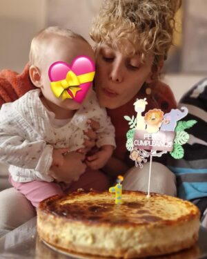 Esther Acebo Instagram - 5/3/23 🎂🍌1 año
Jamás pensé que ver a otro ser humano, hacer actividades tan ‘senciLLas’ como dormir, comer o sonreír podría hacerme TAN FELiZ. Gracias por descubrirmeLO, SoL.
FeLiz primer año, pequeñaja!
