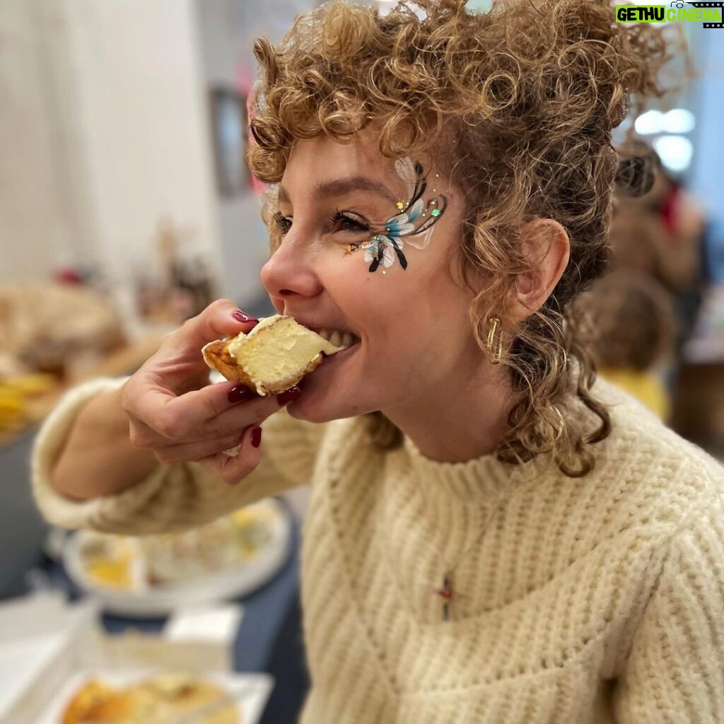 Esther Acebo Instagram - Plutón saliendo de Capricornio!! Wow!! Y eso mezclado con tarta de queso, amigos y famiLia No puedo pedir más 🎂 Gracias a todos por estar en mi vida y hacerla más bonita 🥰