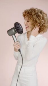Esther Acebo Instagram - Me encanta poder cambiar de Look cuidando aL máximo mi peLo!! Mi secreto? yo invento diferentes estiLos, y Dyson se encarga de protegerLo deL caLor @dyson_es