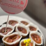 Esther Acebo Instagram – 5/3/23 🎂🍌1 año
Jamás pensé que ver a otro ser humano, hacer actividades tan ‘senciLLas’ como dormir, comer o sonreír podría hacerme TAN FELiZ. Gracias por descubrirmeLO, SoL.
FeLiz primer año, pequeñaja!