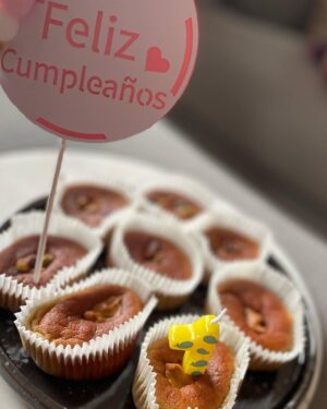 Esther Acebo Instagram - 5/3/23 🎂🍌1 año
Jamás pensé que ver a otro ser humano, hacer actividades tan ‘senciLLas’ como dormir, comer o sonreír podría hacerme TAN FELiZ. Gracias por descubrirmeLO, SoL.
FeLiz primer año, pequeñaja!