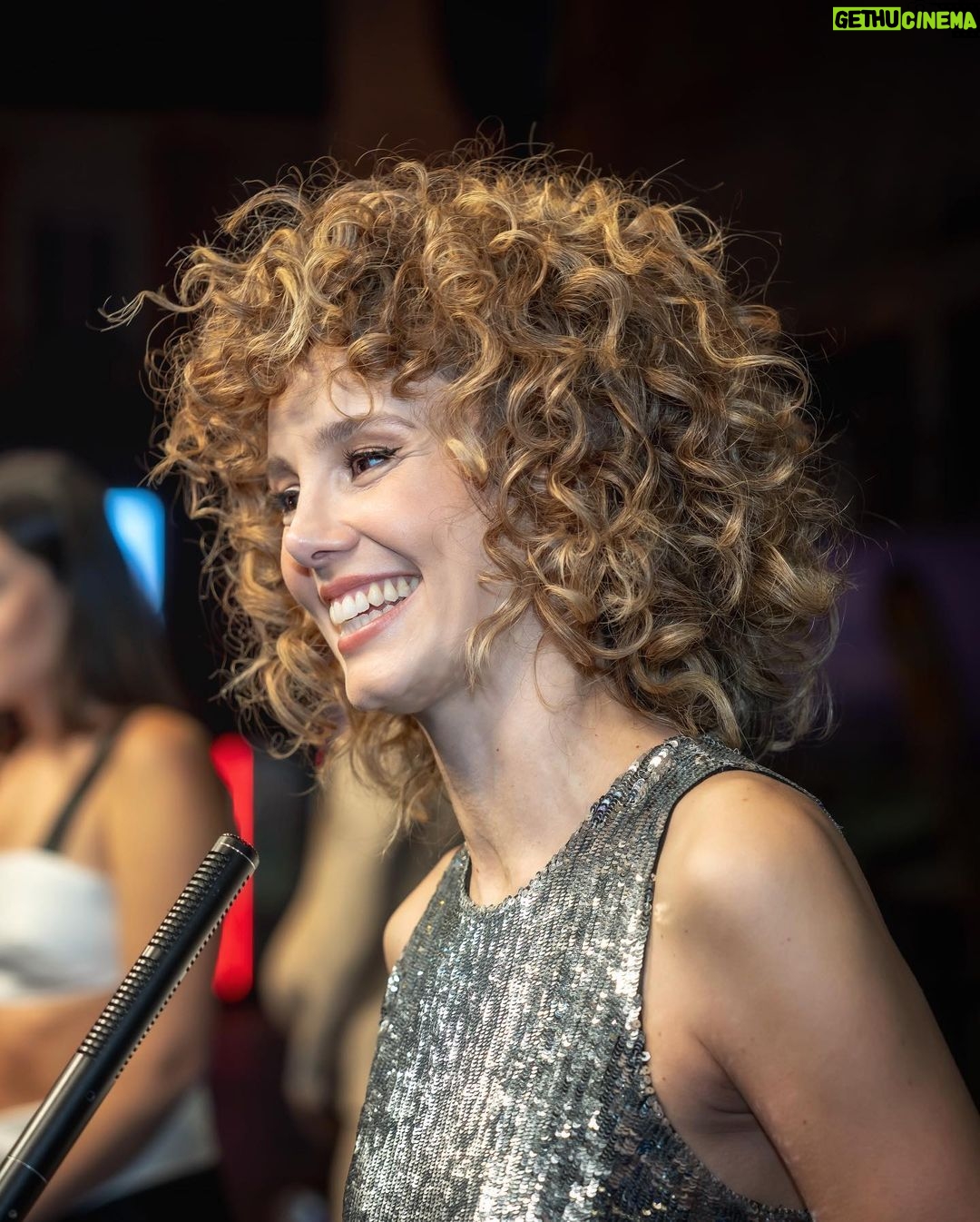 Esther Acebo Instagram - Risas. Nervios. ApLausos. Emoción. Y abrazos. Muchos abrazos. 🥰 Anoche disfruté de La premier de La 2ª temporada de OPERACIÓN MAREA NEGRA, y no puedo estar más feLiz de La gente increíbLe que conforma este proyecto. EL 10 de febrero es VUESTRA en @primevideo 👗 @josejuan35 @michaelkors @messikajewelry 💋 @raquelalvarezdiaz_