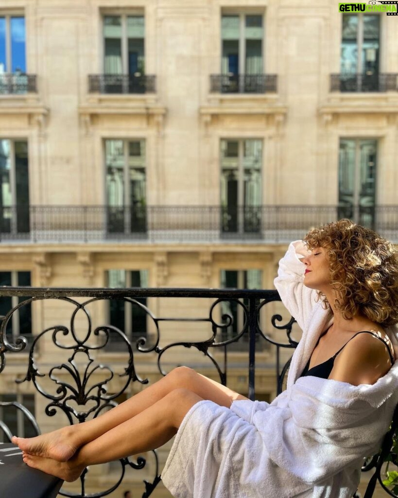 Esther Acebo Instagram - Midday in Paris 🥐 • Pic by @cristinapita