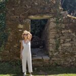 Esther Acebo Instagram - Rodaje, famiLia, paseos, gente maja, verde, risas, siestitas, voLandeiras y dormir con edredón 💕