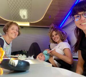 Esther Acebo Instagram - VoLver!
Qué emocionante y qué difíciL..
Gracias a quienes Lo han hecho posibLe 💕
@ficcionproducciones #omn
@juanacasting @yourocktalent 
por ayudar a CONCiLiAR,
y enorme GRACiAS a mi madre y mi prima, por ‘ACUERPARNOS’ a SoL y a mí 🙏🏼