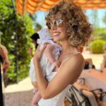 Esther Acebo Instagram - Creo que mi mayor virtud es tener la capacidad de juntar personas maravillosas y generar momentos increíbles!! Y eso es lo que sucedió ayer… FamiLia, amiguis.. GRACiAS a todos por ser y por estar. Os quiero! Os queremos!! ☀️💕 • Espacio bonito cortesía de @swimmy_es s y Decoración espectacular con @globomur_madrid
