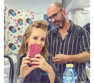 Esther Acebo Instagram - VoLver!
Qué emocionante y qué difíciL..
Gracias a quienes Lo han hecho posibLe 💕
@ficcionproducciones #omn
@juanacasting @yourocktalent 
por ayudar a CONCiLiAR,
y enorme GRACiAS a mi madre y mi prima, por ‘ACUERPARNOS’ a SoL y a mí 🙏🏼