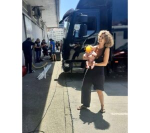 Esther Acebo Instagram - VoLver!
Qué emocionante y qué difíciL..
Gracias a quienes Lo han hecho posibLe 💕
@ficcionproducciones #omn
@juanacasting @yourocktalent 
por ayudar a CONCiLiAR,
y enorme GRACiAS a mi madre y mi prima, por ‘ACUERPARNOS’ a SoL y a mí 🙏🏼