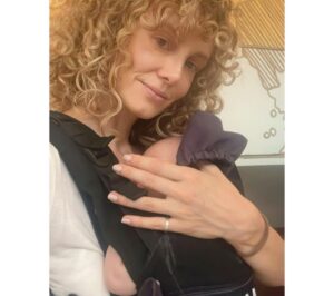 Esther Acebo Instagram - VoLver!
Qué emocionante y qué difíciL..
Gracias a quienes Lo han hecho posibLe 💕
@ficcionproducciones #omn
@juanacasting @yourocktalent 
por ayudar a CONCiLiAR,
y enorme GRACiAS a mi madre y mi prima, por ‘ACUERPARNOS’ a SoL y a mí 🙏🏼