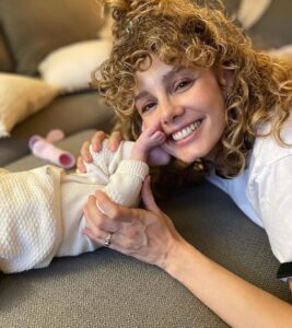 Esther Acebo Instagram - Besos, besos, besos… • #diadelaamapola2022 #comparteUnBesoYunafLor • Por cada Post de un BESO @kenzoparfums donará 5€ a @cruzrojaesp para su proyecto de salud mentaL ‘Cruz Roja te escucha’