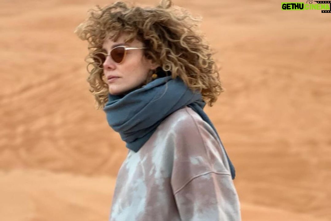 Esther Acebo Instagram - Dudar, viajar, cuidar, reír, llorar, creer, crecer, aceptar, trabajar, parar, volver a viajar, a cuidar, a reír, a llorar. Aprender. Gracias 2023 💕