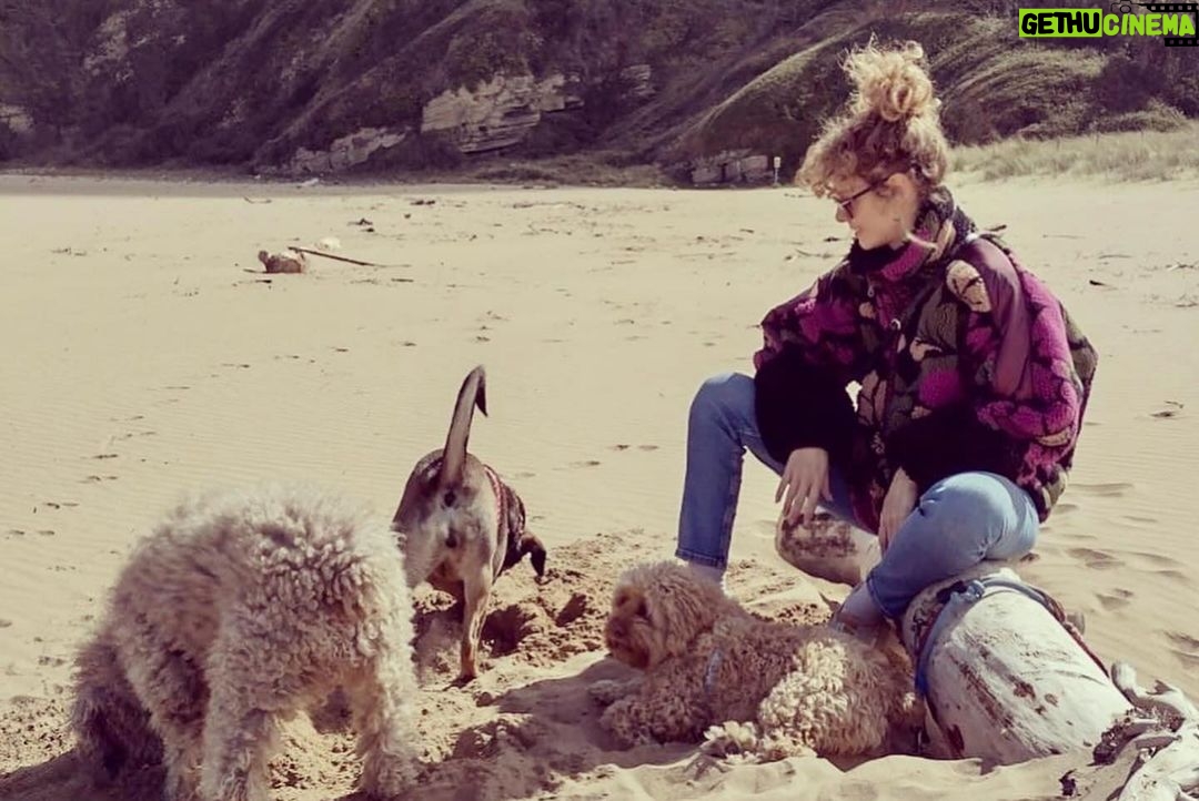 Esther Acebo Instagram - Dudar, viajar, cuidar, reír, llorar, creer, crecer, aceptar, trabajar, parar, volver a viajar, a cuidar, a reír, a llorar. Aprender. Gracias 2023 💕