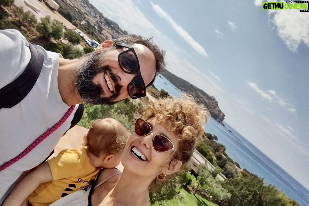 Esther Acebo Instagram - Dudar, viajar, cuidar, reír, llorar, creer, crecer, aceptar, trabajar, parar, volver a viajar, a cuidar, a reír, a llorar. Aprender. Gracias 2023 💕