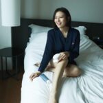 Esther Liu Instagram - 獨處對我來說很充電 日程工作結束，到家後到就寢前這段時間很重要 沉澱一天的感受，靜下心聽聽自己的聲音 時間很寶貴，當然該保養的該敷臉的都會在這時間一併完成 簡單好操作的工具是必備的 現代人如我就算在獨處時依然常常處於一心多用 Nu Skin 「ageLOC® MyWave iO™ 智慧美體循環儀」 有智慧調節科技以及三段式保養時間 ➡️意思就是用黑科技升級你的居家保養‍💆‍♀️忘記按摩多久它還提醒你時間⏰ 再來，自己居家SPA要如何勝過花錢去SPA館，達成最棒的「不求人」境界😂，這工具必須輕便，容易操作，有實際效果，而 MyWave iO 也做到了！ 設計輕巧好握就手，無線充電座，波浪形金屬導頭搭配專屬「美體甦活平衡膠」，SPA等級全身保養，在家享受完全「不求人」！ 「美體緊緻精華」，沒事就搭配MyWave iO在肚子或手臂的地方滑一滑，讓皮膚光澤緊緻 「美體勻稱角質霜」，如你想的功用一樣😉就是去角質，但這步也是不能少，三不五時就該促進角質代謝，淨化毛孔，徹底打磨肌膚，恢復皮膚光澤跟柔軟度，讓後續保養更好吸收，成效看得見！ 如我所說，一心多用的現代人，很需要科技幫助。 搭配Vera App功能，連你每天做的保養都有人幫你記得了（太棒了腦容量不足救星🙋‍♀️） 而且挺有成就感，看著自己的保養記錄，會覺得對自己很有交代 看來它也是一台一心多用的「不求人」 🫶🏻🥰😉😂 *需搭配保養品及按摩使用 *循環為利用儀器本身物理作用達到按摩之功效 *本產品僅限台灣市場販售 #NuSkin #NuSkinTw #ageLOC #MyWaveiO #智慧美體循環儀