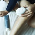 Esther Liu Instagram - 獨處對我來說很充電 日程工作結束，到家後到就寢前這段時間很重要 沉澱一天的感受，靜下心聽聽自己的聲音 時間很寶貴，當然該保養的該敷臉的都會在這時間一併完成 簡單好操作的工具是必備的 現代人如我就算在獨處時依然常常處於一心多用 Nu Skin 「ageLOC® MyWave iO™ 智慧美體循環儀」 有智慧調節科技以及三段式保養時間 ➡️意思就是用黑科技升級你的居家保養‍💆‍♀️忘記按摩多久它還提醒你時間⏰ 再來，自己居家SPA要如何勝過花錢去SPA館，達成最棒的「不求人」境界😂，這工具必須輕便，容易操作，有實際效果，而 MyWave iO 也做到了！ 設計輕巧好握就手，無線充電座，波浪形金屬導頭搭配專屬「美體甦活平衡膠」，SPA等級全身保養，在家享受完全「不求人」！ 「美體緊緻精華」，沒事就搭配MyWave iO在肚子或手臂的地方滑一滑，讓皮膚光澤緊緻 「美體勻稱角質霜」，如你想的功用一樣😉就是去角質，但這步也是不能少，三不五時就該促進角質代謝，淨化毛孔，徹底打磨肌膚，恢復皮膚光澤跟柔軟度，讓後續保養更好吸收，成效看得見！ 如我所說，一心多用的現代人，很需要科技幫助。 搭配Vera App功能，連你每天做的保養都有人幫你記得了（太棒了腦容量不足救星🙋‍♀️） 而且挺有成就感，看著自己的保養記錄，會覺得對自己很有交代 看來它也是一台一心多用的「不求人」 🫶🏻🥰😉😂 *需搭配保養品及按摩使用 *循環為利用儀器本身物理作用達到按摩之功效 *本產品僅限台灣市場販售 #NuSkin #NuSkinTw #ageLOC #MyWaveiO #智慧美體循環儀