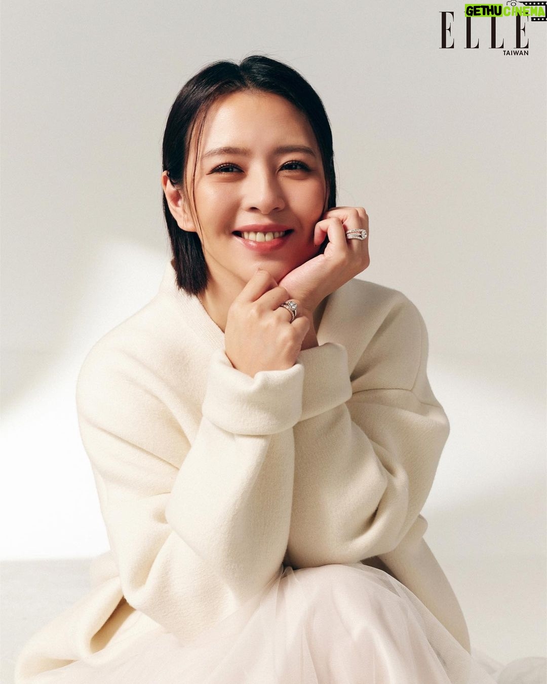 Esther Liu Instagram - #ELLE封面大人物 #劉品言 「只要是對的人,終究會相遇!」 從14歲出道的Sweety少女,到《華燈初上》的苦情花子,我們一路見證劉品言在表演上的蛻變。但在愛情裡,歷經幾番跌跌撞撞的她,這些年逐漸明白甚麼是最適合自己的樣子。在最新電影《莎莉》裡,言言化身為勇敢追愛的大齡女子!無論結不結婚,擁有愛的選擇與自由,才是最實在的幸福。 @esther88 @iprimo_taiwan 👉🏻追蹤 @elletaiwan 看完整專訪 EDITOR IN CHIEF_KAYT HSUEH PROJECT MANAGEMENT_DOMINIQUE CHIANG PHOTOGRAPH_WESLIE WEI ART DIRECTION_SANDY YANG STYLING_KATHY HSU, WAWA CHANG MAKE UP_麵麵 HAIR_NELSON@ZOOMHAIRSTYLING TEXT_DOMINIQUE CHIANG #elletaiwan #elle娛樂圈 #ellewedding #IPRIMO #鑽戒 #日系婚戒 #愛情