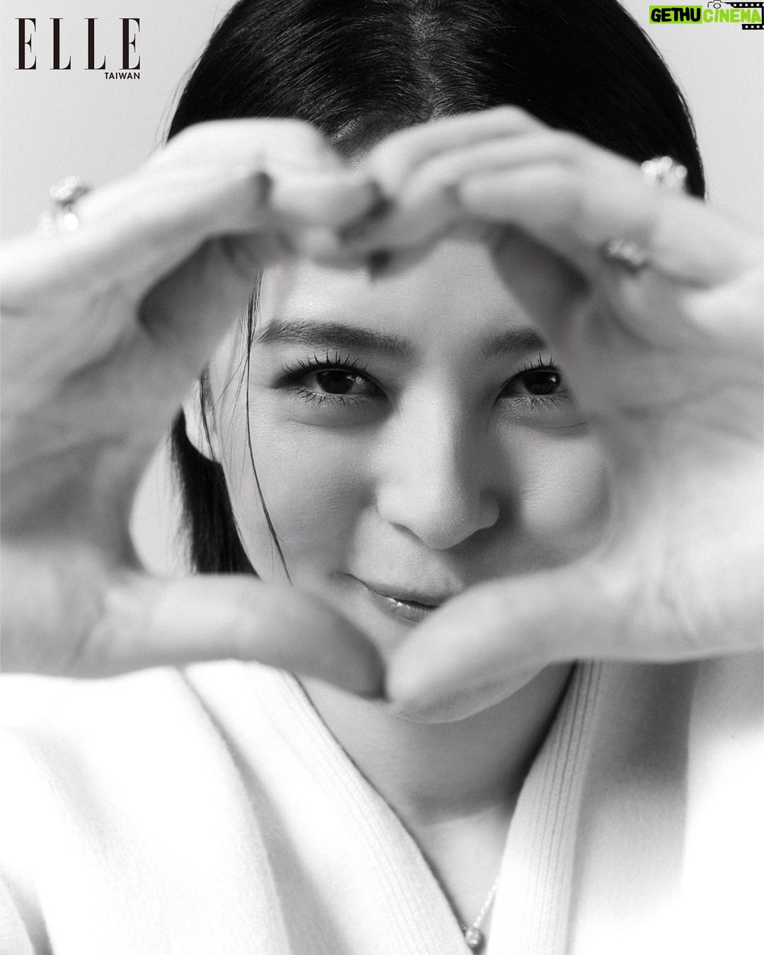 Esther Liu Instagram - #ELLE封面大人物 #劉品言 「只要是對的人,終究會相遇!」 從14歲出道的Sweety少女,到《華燈初上》的苦情花子,我們一路見證劉品言在表演上的蛻變。但在愛情裡,歷經幾番跌跌撞撞的她,這些年逐漸明白甚麼是最適合自己的樣子。在最新電影《莎莉》裡,言言化身為勇敢追愛的大齡女子!無論結不結婚,擁有愛的選擇與自由,才是最實在的幸福。 @esther88 @iprimo_taiwan 👉🏻追蹤 @elletaiwan 看完整專訪 EDITOR IN CHIEF_KAYT HSUEH PROJECT MANAGEMENT_DOMINIQUE CHIANG PHOTOGRAPH_WESLIE WEI ART DIRECTION_SANDY YANG STYLING_KATHY HSU, WAWA CHANG MAKE UP_麵麵 HAIR_NELSON@ZOOMHAIRSTYLING TEXT_DOMINIQUE CHIANG #elletaiwan #elle娛樂圈 #ellewedding #IPRIMO #鑽戒 #日系婚戒 #愛情