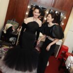 Esther Liu Instagram – 第58屆金鐘獎完成✅

那天 @nikki_hsieh 說
沒想到會在金鐘獎看到我害羞的瞬間🙈
對啊，我這個三金主持小嫩嫩真的很幸福
不僅是四面八方的加油打氣
亞蘭姐的支撐🙌🏻
連在現場都獲得了陶子姐城哥的鼓勵 
‘沒事的，越鬆越好’
我想我就是仗著有大家當靠山
才有這愚勇埋頭完成挑戰

再次感謝三立金鐘團隊
謝謝你們願意給我這個機會🙇‍♀️
謝謝我的團隊
有你們真好
勞苦功高經紀人： @1004_310728630 
奔波助理： @jameslai19810918 
Makeup: @karenchang_makeup 
Hairstyle: @plants_rick 
Stylist @eavecning @ningstyling
👗@safiyaa_official
👠 @jimmychoo
💎 #Damianiofficial #Damiani #戴美安妮#DamianiMimosa

📷: @yuweiiv