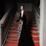 Esther Liu Instagram – 再度回到我去年吃泡麵的樓梯
忍不住笑了出來
幾乎每次都因為金鐘獎來到國父紀念館
主持人的心情真的很不一樣
當入圍者的時候有得獎沒得獎都想慶功
主持人典禮結束只想下班😂😂😂
最好能跟團隊一起躺著吃飯腿超痠🙈
若有不盡之處請多包涵🙇♀️
謝謝每段串場時願意陪我們一起瘋瘋的入圍者們🥺
#最有禮貌的穿搭
有漂釀吧😉
Thank you
Makeup: @karenchang_makeup
Hairstyle: @plants_rick
Stylist @eavecning @ningstyling
Tailor: 佳珍姐,慶瑜
👗@selenechowbridal_official
👠 @machandmach @netaporter
💎 @bulgari #Bulgari #BulgariJewelry
📷: @yuweiiv
