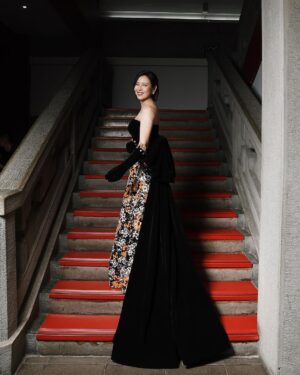 Esther Liu Instagram - 再度回到我去年吃泡麵的樓梯
忍不住笑了出來

幾乎每次都因為金鐘獎來到國父紀念館
主持人的心情真的很不一樣
當入圍者的時候有得獎沒得獎都想慶功
主持人典禮結束只想下班😂😂😂
最好能跟團隊一起躺著吃飯腿超痠🙈

若有不盡之處請多包涵🙇‍♀️
謝謝每段串場時願意陪我們一起瘋瘋的入圍者們🥺
#最有禮貌的穿搭
有漂釀吧😉

Thank you 
Makeup: @karenchang_makeup 
Hairstyle: @plants_rick 
Stylist @eavecning @ningstyling
Tailor: 佳珍姐，慶瑜
👗@selenechowbridal_official
👠 @machandmach @netaporter
💎 @bulgari #Bulgari #BulgariJewelry

📷: @yuweiiv