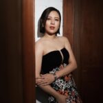 Esther Liu Instagram – 再度回到我去年吃泡麵的樓梯
忍不住笑了出來
幾乎每次都因為金鐘獎來到國父紀念館
主持人的心情真的很不一樣
當入圍者的時候有得獎沒得獎都想慶功
主持人典禮結束只想下班😂😂😂
最好能跟團隊一起躺著吃飯腿超痠🙈
若有不盡之處請多包涵🙇♀️
謝謝每段串場時願意陪我們一起瘋瘋的入圍者們🥺
#最有禮貌的穿搭
有漂釀吧😉
Thank you
Makeup: @karenchang_makeup
Hairstyle: @plants_rick
Stylist @eavecning @ningstyling
Tailor: 佳珍姐,慶瑜
👗@selenechowbridal_official
👠 @machandmach @netaporter
💎 @bulgari #Bulgari #BulgariJewelry
📷: @yuweiiv