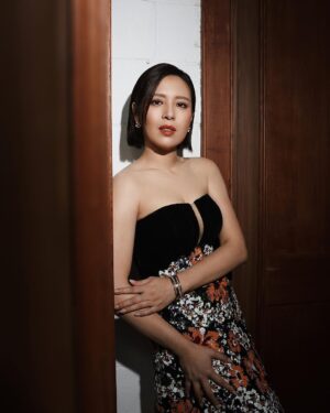 Esther Liu Instagram - 再度回到我去年吃泡麵的樓梯
忍不住笑了出來

幾乎每次都因為金鐘獎來到國父紀念館
主持人的心情真的很不一樣
當入圍者的時候有得獎沒得獎都想慶功
主持人典禮結束只想下班😂😂😂
最好能跟團隊一起躺著吃飯腿超痠🙈

若有不盡之處請多包涵🙇‍♀️
謝謝每段串場時願意陪我們一起瘋瘋的入圍者們🥺
#最有禮貌的穿搭
有漂釀吧😉

Thank you 
Makeup: @karenchang_makeup 
Hairstyle: @plants_rick 
Stylist @eavecning @ningstyling
Tailor: 佳珍姐，慶瑜
👗@selenechowbridal_official
👠 @machandmach @netaporter
💎 @bulgari #Bulgari #BulgariJewelry

📷: @yuweiiv