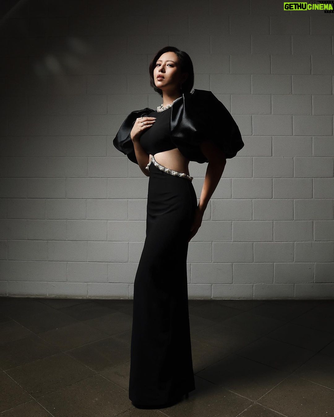 Esther Liu Instagram - 第58屆金鐘獎節目類 @goldenbellawards 一開場給大家來個正式的優雅 從轉盤出場太有趣了🫶🏻 Thank you Makeup: @karenchang_makeup Hairstyle: @plants_rick 👗: @alfabetaevening @barly_bridal 👠: @stuartweitzman 💎: @bulgari #Bulgari #BulgatiJewelry Stylist: @eavecning @ningstyling 📷: @yuweiiv