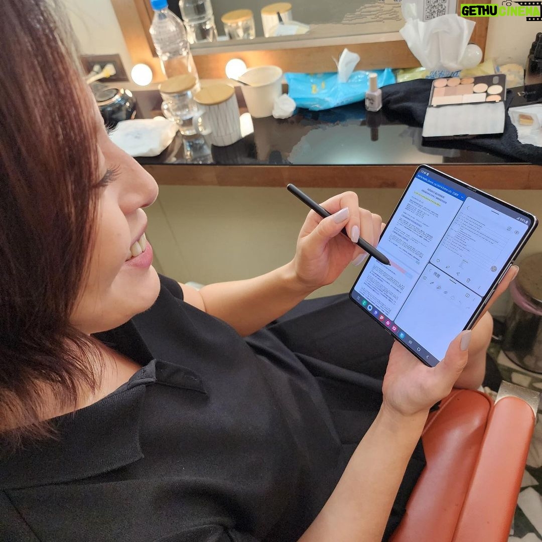 Esther Liu Instagram - 我以前,是個 #絕對紙本人 看書一定要拿實體的書才有感覺 背劇本一定要整集A4大小列印出來 看劇一定要在大螢幕電視放出來看 隨著日常越來越忙碌(奔波😅) 尤其是準備金鐘典禮主持 需求最首位,是輕便😔 要一個夠看、清晰的大螢幕但同時又不能笨重、不好收納 才能隨時隨地處理各種業務 要一個能放進包裡、拿在手上也輕薄的大小才有動力隨身帶 最好是手機(我才會記得🤷🏻♀️) Galaxy Z Fold5 7.6吋可摺式大螢幕 摺起來輕薄好瘦😂,單手操作好自在 多個視窗一鍵開啟三個App,梳化看劇本時也能輕鬆對照不同資訊,甚至還能用S Pen 寫筆記! 忙了一整個上午,偷閒時間跑去海邊玩耍 還可以摺~起來,立馬變分割操作面版 (上面看影片,下面看留言) 大螢幕看影片無壓力,看多久都不痠 所以我完全妥協!! 每天都帶著Galaxy Z Fold5 就像帶著無感小筆電😉 @samsungtaiwan #GalaxyZFold5 #JoinTheFlipSide #旗艦新摺疊 #即刻超展開