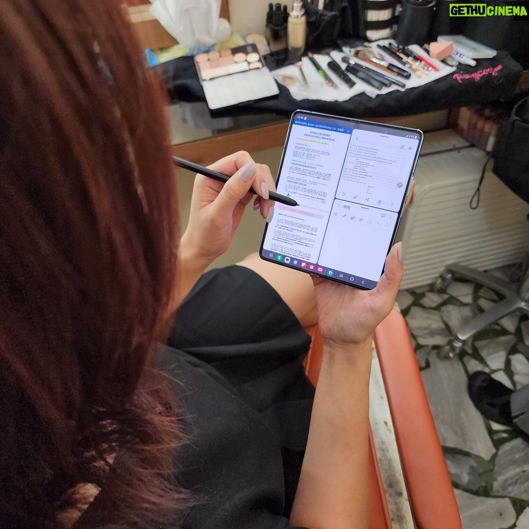 Esther Liu Instagram - 我以前,是個 #絕對紙本人 看書一定要拿實體的書才有感覺 背劇本一定要整集A4大小列印出來 看劇一定要在大螢幕電視放出來看 隨著日常越來越忙碌(奔波😅) 尤其是準備金鐘典禮主持 需求最首位,是輕便😔 要一個夠看、清晰的大螢幕但同時又不能笨重、不好收納 才能隨時隨地處理各種業務 要一個能放進包裡、拿在手上也輕薄的大小才有動力隨身帶 最好是手機(我才會記得🤷🏻♀️) Galaxy Z Fold5 7.6吋可摺式大螢幕 摺起來輕薄好瘦😂,單手操作好自在 多個視窗一鍵開啟三個App,梳化看劇本時也能輕鬆對照不同資訊,甚至還能用S Pen 寫筆記! 忙了一整個上午,偷閒時間跑去海邊玩耍 還可以摺~起來,立馬變分割操作面版 (上面看影片,下面看留言) 大螢幕看影片無壓力,看多久都不痠 所以我完全妥協!! 每天都帶著Galaxy Z Fold5 就像帶著無感小筆電😉 @samsungtaiwan #GalaxyZFold5 #JoinTheFlipSide #旗艦新摺疊 #即刻超展開