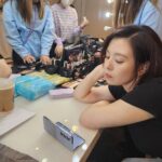 Esther Liu Instagram – 我以前,是個 #絕對紙本人
看書一定要拿實體的書才有感覺
背劇本一定要整集A4大小列印出來
看劇一定要在大螢幕電視放出來看
隨著日常越來越忙碌(奔波😅)
尤其是準備金鐘典禮主持
需求最首位,是輕便😔
要一個夠看、清晰的大螢幕但同時又不能笨重、不好收納
才能隨時隨地處理各種業務
要一個能放進包裡、拿在手上也輕薄的大小才有動力隨身帶
最好是手機(我才會記得🤷🏻♀️)
Galaxy Z Fold5
7.6吋可摺式大螢幕
摺起來輕薄好瘦😂,單手操作好自在
多個視窗一鍵開啟三個App,梳化看劇本時也能輕鬆對照不同資訊,甚至還能用S Pen 寫筆記!
忙了一整個上午,偷閒時間跑去海邊玩耍
還可以摺~起來,立馬變分割操作面版
(上面看影片,下面看留言)
大螢幕看影片無壓力,看多久都不痠
所以我完全妥協!!
每天都帶著Galaxy Z Fold5
就像帶著無感小筆電😉
@samsungtaiwan
#GalaxyZFold5 #JoinTheFlipSide
#旗艦新摺疊 #即刻超展開