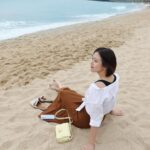 Esther Liu Instagram – 我以前,是個 #絕對紙本人
看書一定要拿實體的書才有感覺
背劇本一定要整集A4大小列印出來
看劇一定要在大螢幕電視放出來看
隨著日常越來越忙碌(奔波😅)
尤其是準備金鐘典禮主持
需求最首位,是輕便😔
要一個夠看、清晰的大螢幕但同時又不能笨重、不好收納
才能隨時隨地處理各種業務
要一個能放進包裡、拿在手上也輕薄的大小才有動力隨身帶
最好是手機(我才會記得🤷🏻♀️)
Galaxy Z Fold5
7.6吋可摺式大螢幕
摺起來輕薄好瘦😂,單手操作好自在
多個視窗一鍵開啟三個App,梳化看劇本時也能輕鬆對照不同資訊,甚至還能用S Pen 寫筆記!
忙了一整個上午,偷閒時間跑去海邊玩耍
還可以摺~起來,立馬變分割操作面版
(上面看影片,下面看留言)
大螢幕看影片無壓力,看多久都不痠
所以我完全妥協!!
每天都帶著Galaxy Z Fold5
就像帶著無感小筆電😉
@samsungtaiwan
#GalaxyZFold5 #JoinTheFlipSide
#旗艦新摺疊 #即刻超展開