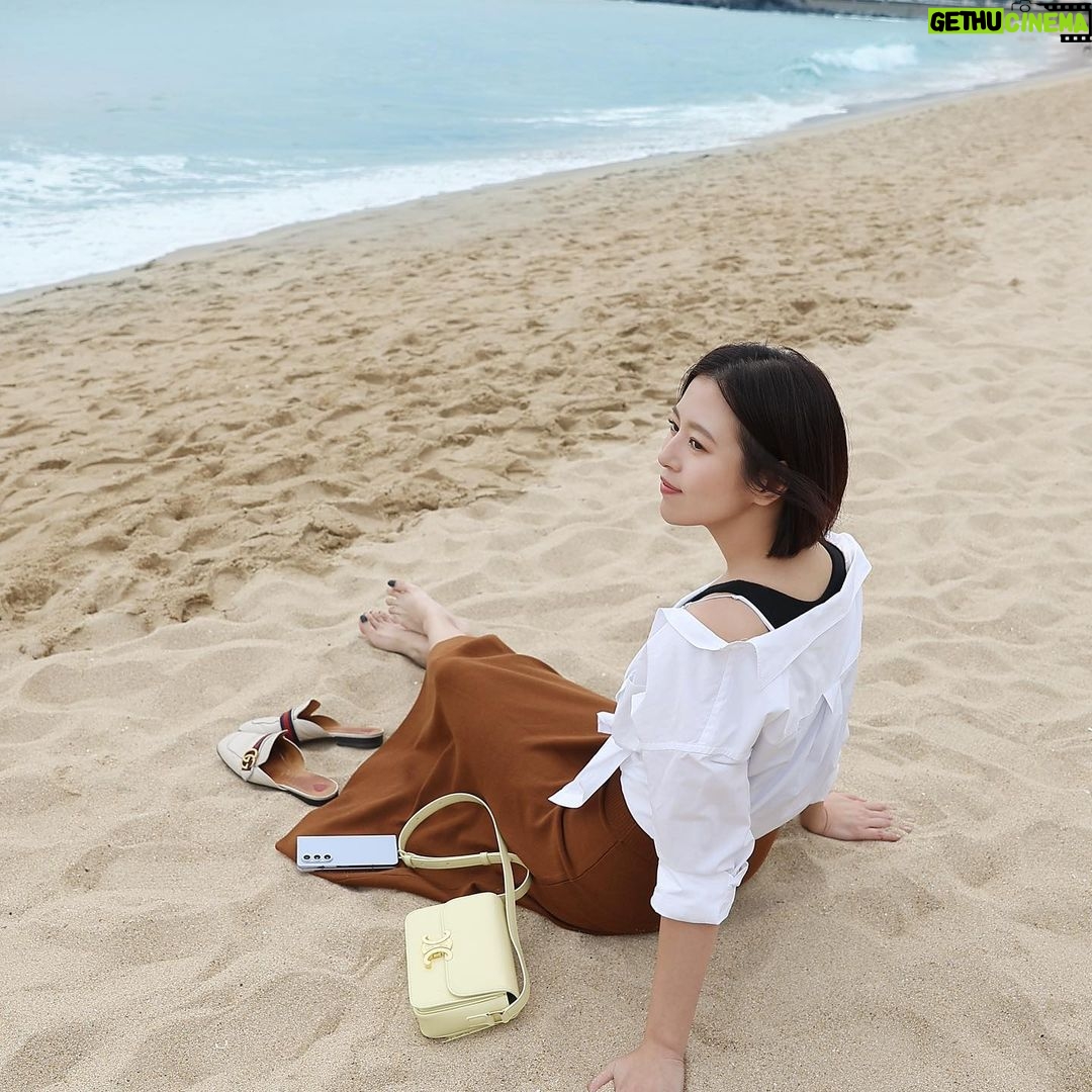Esther Liu Instagram - 我以前,是個 #絕對紙本人 看書一定要拿實體的書才有感覺 背劇本一定要整集A4大小列印出來 看劇一定要在大螢幕電視放出來看 隨著日常越來越忙碌(奔波😅) 尤其是準備金鐘典禮主持 需求最首位,是輕便😔 要一個夠看、清晰的大螢幕但同時又不能笨重、不好收納 才能隨時隨地處理各種業務 要一個能放進包裡、拿在手上也輕薄的大小才有動力隨身帶 最好是手機(我才會記得🤷🏻♀️) Galaxy Z Fold5 7.6吋可摺式大螢幕 摺起來輕薄好瘦😂,單手操作好自在 多個視窗一鍵開啟三個App,梳化看劇本時也能輕鬆對照不同資訊,甚至還能用S Pen 寫筆記! 忙了一整個上午,偷閒時間跑去海邊玩耍 還可以摺~起來,立馬變分割操作面版 (上面看影片,下面看留言) 大螢幕看影片無壓力,看多久都不痠 所以我完全妥協!! 每天都帶著Galaxy Z Fold5 就像帶著無感小筆電😉 @samsungtaiwan #GalaxyZFold5 #JoinTheFlipSide #旗艦新摺疊 #即刻超展開