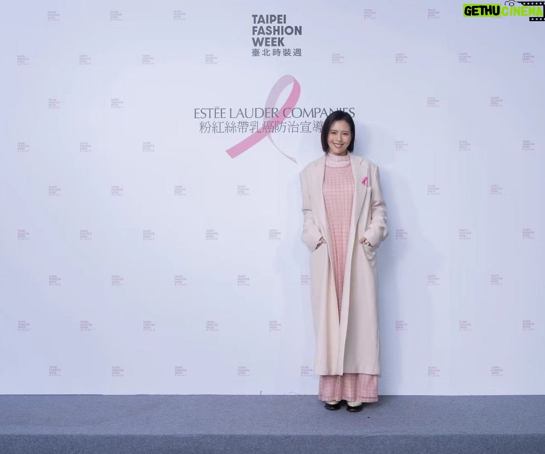 Esther Liu Instagram - 我想就是從 #粉紅絲帶 開始 粉色成為勇敢與溫暖的女性力量 謝謝 @esteelaudertw 與 @voguetaiwan 的邀請 跟姐妹在台北時裝週欣賞三位女設計師大秀 今天與拍雜誌時都穿到了董亭言老師的作品,又率性又溫柔很喜歡💕 #TimeToEndBreastCance #團結你我終結乳癌 #粉紅絲帶 #雅詩蘭黛 #PinkRibbon 感謝團隊 Makeup: @karenchang_makeup Hairstyle: @nelsonkuo_zoom