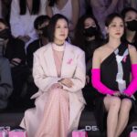 Esther Liu Instagram - 我想就是從 #粉紅絲帶 開始 粉色成為勇敢與溫暖的女性力量 謝謝 @esteelaudertw 與 @voguetaiwan 的邀請 跟姐妹在台北時裝週欣賞三位女設計師大秀 今天與拍雜誌時都穿到了董亭言老師的作品，又率性又溫柔很喜歡💕 #TimeToEndBreastCance #團結你我終結乳癌 #粉紅絲帶 #雅詩蘭黛 #PinkRibbon 感謝團隊 Makeup: @karenchang_makeup Hairstyle: @nelsonkuo_zoom