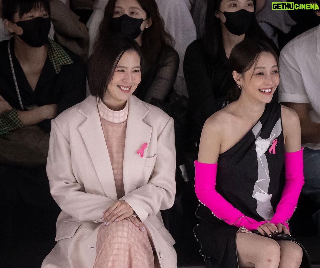 Esther Liu Instagram - 我想就是從 #粉紅絲帶 開始 粉色成為勇敢與溫暖的女性力量 謝謝 @esteelaudertw 與 @voguetaiwan 的邀請 跟姐妹在台北時裝週欣賞三位女設計師大秀 今天與拍雜誌時都穿到了董亭言老師的作品,又率性又溫柔很喜歡💕 #TimeToEndBreastCance #團結你我終結乳癌 #粉紅絲帶 #雅詩蘭黛 #PinkRibbon 感謝團隊 Makeup: @karenchang_makeup Hairstyle: @nelsonkuo_zoom