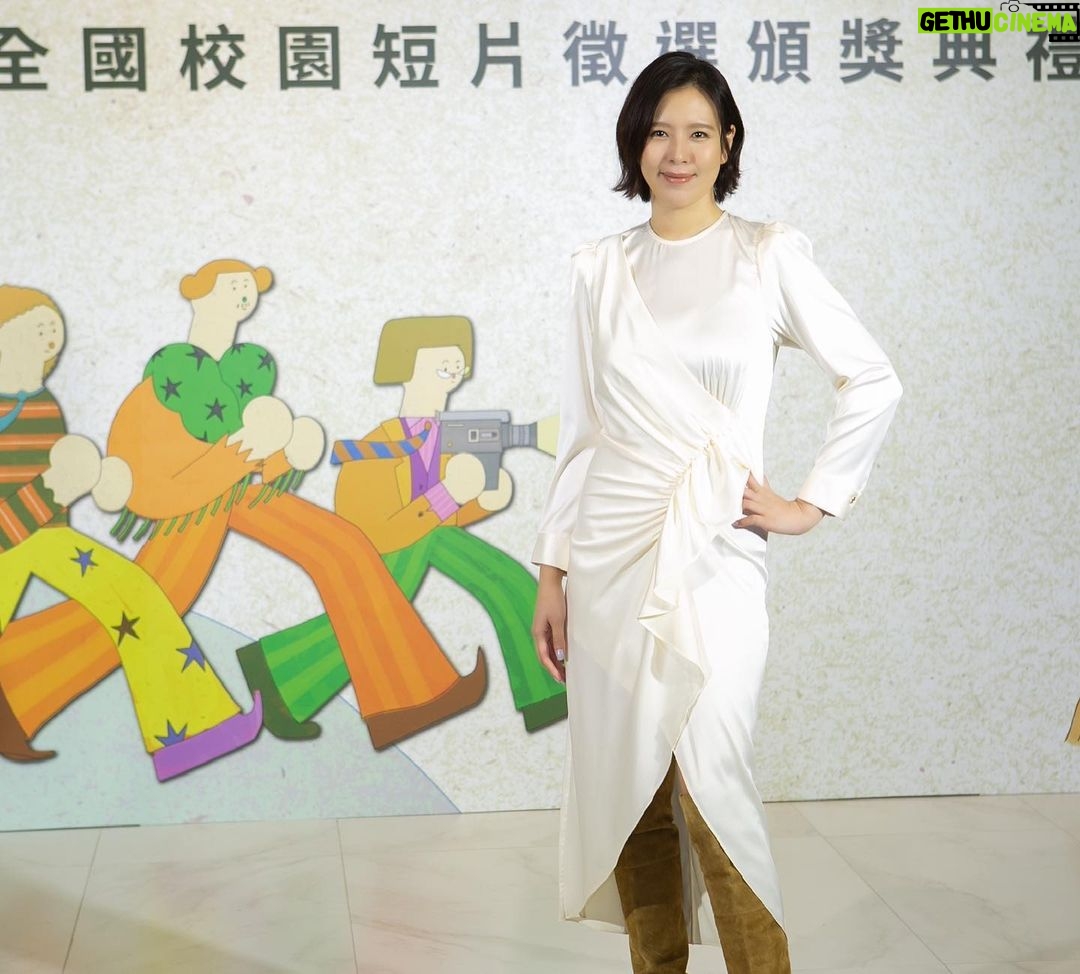Esther Liu Instagram - 第14屆感動久久全國校園短片徵選 謝謝公視以及華碩文教基金會 讓我可以加入評審的行列 評審最有趣的就是可以短時間看到許多作品 這次最驚喜的是 每個參賽者都好年輕也都很會說故事 影像是迷人的 期待我們在未來 可以一起來當說故事的人 開心與人稱 #帝后製造機 的評審們一起🫶🏻期待再相聚 感謝團隊 Makeup: @dora_lin_siyun Hairstyle: @lounes_chen Stylish: @charliebubblecat 👗: @sandroparis #對我真的回來了 #最近還有很多活動跟大家見面喔