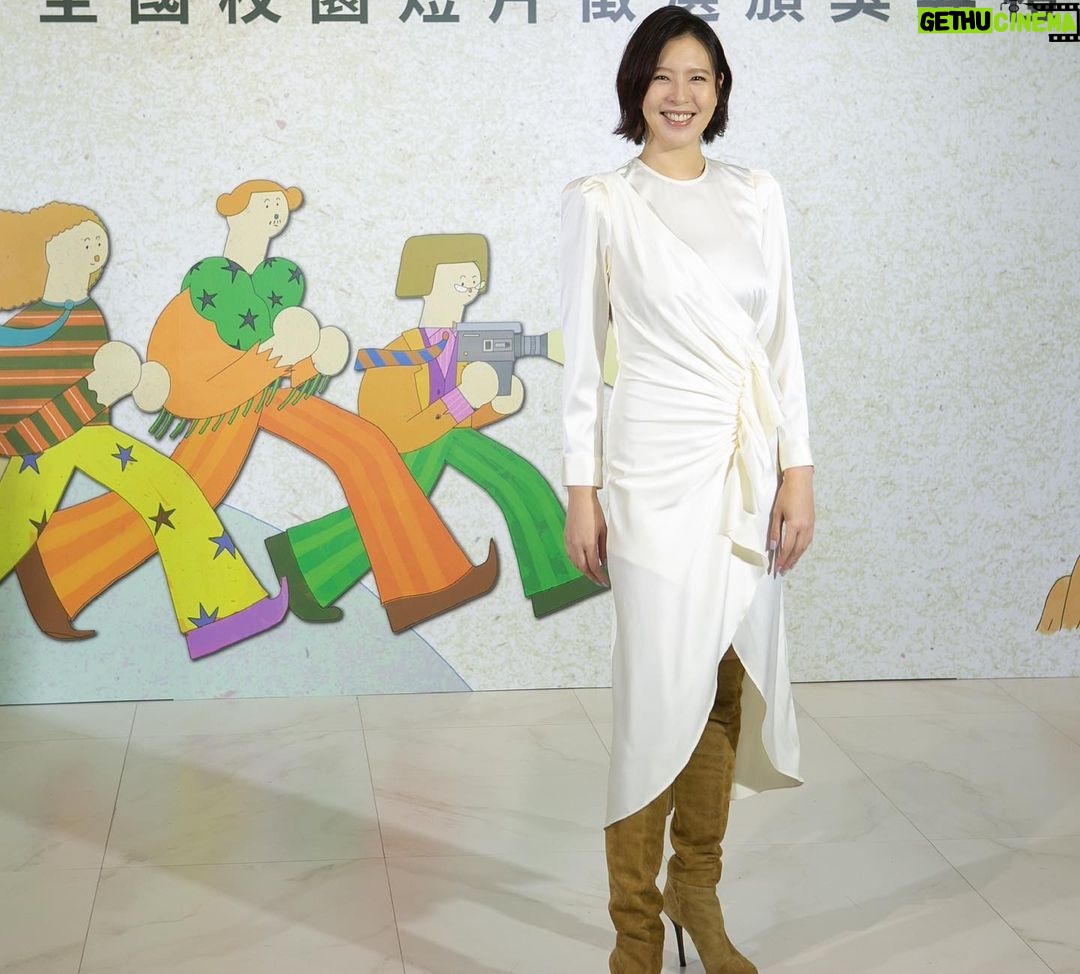 Esther Liu Instagram - 第14屆感動久久全國校園短片徵選 謝謝公視以及華碩文教基金會 讓我可以加入評審的行列 評審最有趣的就是可以短時間看到許多作品 這次最驚喜的是 每個參賽者都好年輕也都很會說故事 影像是迷人的 期待我們在未來 可以一起來當說故事的人 開心與人稱 #帝后製造機 的評審們一起🫶🏻期待再相聚 感謝團隊 Makeup: @dora_lin_siyun Hairstyle: @lounes_chen Stylish: @charliebubblecat 👗: @sandroparis #對我真的回來了 #最近還有很多活動跟大家見面喔