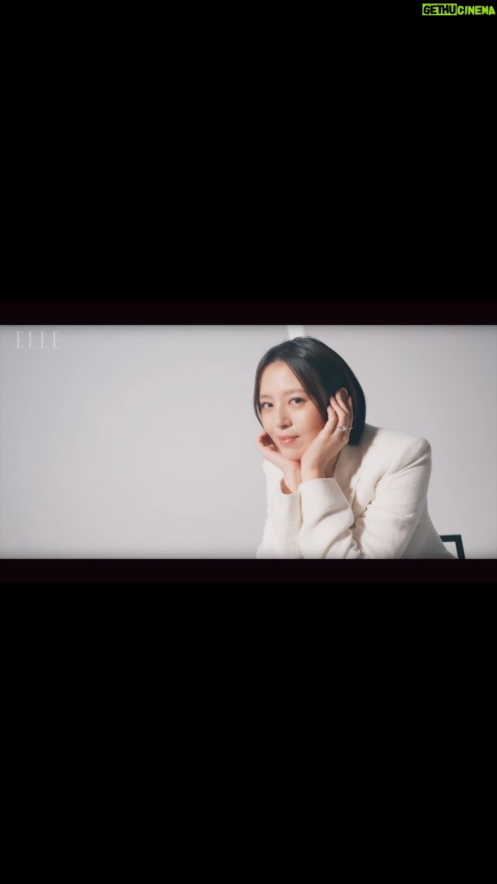 Esther Liu Instagram - #ELLE封面大人物 ELLE Wedding #劉品言 聊愛情和對的人「我始終相信,人生裡一定會遇到那個對的人。哪怕是兜兜轉轉好大一圈,但只要是對的人,最後你們終究會相遇,一定會有所連結的。就算在錯的時間相遇分離,但只要他是對的人,彼此還是會在一起。不知道為什麼,我就是有這種感覺,我的姊妹們也是這麼告訴我的。」 @esther88 @iprimo_taiwan 👉🏻追蹤 @elletaiwan 看完整專訪 EDITOR IN CHIEF_KAYT HSUEH PROJECT MANAGEMENT_DOMINIQUE CHIANG PHOTOGRAPH_WESLIE WEI ART DIRECTION_SANDY YANG STYLING_KATHY HSU, WAWA CHANG MAKE UP_麵麵 HAIR_NELSON@ZOOMHAIRSTYLING TEXT_DOMINIQUE CHIANG #elletaiwan #elle娛樂圈 #ellewedding #IPRIMO #鑽戒 #日系婚戒 #愛情