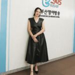 Esther Liu Instagram - 釜山影展美照最後一波 （對因為還有幽默花絮照😂） 原來我做個訪問有這麼多表情啊😂🙈 跟著 @sallilovestory 從紅毯走到沙灘 從訪問講到電台 行程滿滿 收穫也滿滿 我想真的就是很愛吧 愛著這作品 愛著自己在的世界 愛著身為演員 很忙碌 但一點也不苦 ❤️ Thank you @busanfilmfest 🫶🏻 See u next time 😉 感謝團隊 Makeup: @karenchang_makeup Hairstyle: @nelsonkuo_zoom Stylish: @charliebubblecat Heels: @pedroshoes_official @pedroshoes_taiwan 💎: @redwoodjewellry 📷: @yuweiiv
