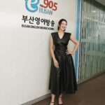Esther Liu Instagram - 釜山影展美照最後一波 （對因為還有幽默花絮照😂） 原來我做個訪問有這麼多表情啊😂🙈 跟著 @sallilovestory 從紅毯走到沙灘 從訪問講到電台 行程滿滿 收穫也滿滿 我想真的就是很愛吧 愛著這作品 愛著自己在的世界 愛著身為演員 很忙碌 但一點也不苦 ❤️ Thank you @busanfilmfest 🫶🏻 See u next time 😉 感謝團隊 Makeup: @karenchang_makeup Hairstyle: @nelsonkuo_zoom Stylish: @charliebubblecat Heels: @pedroshoes_official @pedroshoes_taiwan 💎: @redwoodjewellry 📷: @yuweiiv
