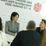 Esther Liu Instagram - 那一日 化妝師跟造型師班機delayed 還在飛機上 經紀人問我有沒有自己帶衣服可以穿的 我行李箱裡就躺著這件灰色 @balmain 更巧的是，這是去年在法國拍 #莎莉 的時候買的 感覺冥冥之中，我們的莎莉之神都有安排🥰 那一日圓滿完成工作 妝自己畫的還是獲得了奇蹟美照😂 再次感謝我不到最後決不放棄的團隊 （跟我本人如出一徹😂） Makeup: me& Nana （化妝師 @karenchang_makeup 後來趕上，但她說這妝她要叫Nana😂) Hairstyle: @nelsonkuo_zoom (這位是會管女星化妝的髮型🙄） 💎: @redwoodjewellry 📷: @yuweiiv （再慌亂都讓我有奇蹟美照的你🫶🏻） #感謝宇宙的每個安排