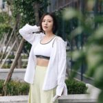 Esther Liu Instagram - 偷到了半天休假✨ 自己跑出去溜達🏃‍♀️ 沒有化妝師幫忙😅 簡單就可以了啦✌🏻 #鑽石霜 #好方便 #頂超生技 #G水晶高光鑽石霜 ＃點二推三提亮 #妝養合一#輕便攜帶#網美肌膚 商品連結 https://shop.top-superwoman.com.tw/product/details?product_id=77