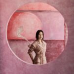 Esther Liu Instagram - #VogueECover 在攝影棚的劉品言有種很神奇的能力，就是以她為圓心的空間裡，一定會笑聲不斷。樂於分享她的心路歷程，不需要按照別人給的框架走，活出自己最想要的樣子。 她說：愛和被愛都需要學習，「有時可能是一個人不知道該怎麼把愛好好地表達出來，也有可能是被愛的一方不知道自己接受的其實是愛。」 疫後的改變，她覺得自己變得更無所求了，以前還會想十年二十年的規劃，現在五年都太長了。她大笑著說，只希望好好度過每一天，每個此時此刻。 🔗 看更多獨家精彩專訪內容，請點 @voguetaiwan 首頁連結 Talent: 劉品言 Esther Liu @esther88 APAC Editorial Director: Leslie Sun @sunles Project managing director: Amber Lo @yenchenlolo Managing editor: Emma Huang @emmahuang1030 Photographer: Tim Ho @timstudio.ho Video Director: Yu @jetsoyu Interview: September Leu @septemberleu Stylist: Amber Lo, Tze Ying Makeup: Dora @dora_lin_siyun @prttycool_makeup Hair: Chao yu wei @gracegiannalove @hairmakeup.weimama Fashion: Yentity @tungtingyen #劉品言EstherLiu #vogueceleb #TimeToEndBreastCancer