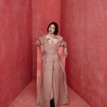 Esther Liu Instagram - #VogueECover 在攝影棚的劉品言有種很神奇的能力，就是以她為圓心的空間裡，一定會笑聲不斷。樂於分享她的心路歷程，不需要按照別人給的框架走，活出自己最想要的樣子。 她說：愛和被愛都需要學習，「有時可能是一個人不知道該怎麼把愛好好地表達出來，也有可能是被愛的一方不知道自己接受的其實是愛。」 疫後的改變，她覺得自己變得更無所求了，以前還會想十年二十年的規劃，現在五年都太長了。她大笑著說，只希望好好度過每一天，每個此時此刻。 🔗 看更多獨家精彩專訪內容，請點 @voguetaiwan 首頁連結 Talent: 劉品言 Esther Liu @esther88 APAC Editorial Director: Leslie Sun @sunles Project managing director: Amber Lo @yenchenlolo Managing editor: Emma Huang @emmahuang1030 Photographer: Tim Ho @timstudio.ho Video Director: Yu @jetsoyu Interview: September Leu @septemberleu Stylist: Amber Lo, Tze Ying Makeup: Dora @dora_lin_siyun @prttycool_makeup Hair: Chao yu wei @gracegiannalove @hairmakeup.weimama Fashion: Yentity @tungtingyen #劉品言EstherLiu #vogueceleb #TimeToEndBreastCancer
