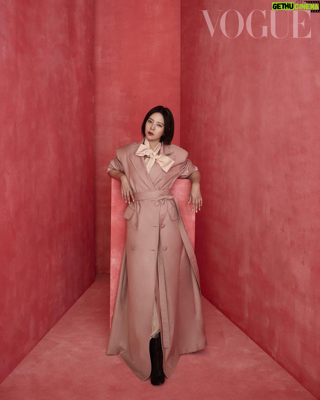 Esther Liu Instagram - #VogueECover 在攝影棚的劉品言有種很神奇的能力,就是以她為圓心的空間裡,一定會笑聲不斷。樂於分享她的心路歷程,不需要按照別人給的框架走,活出自己最想要的樣子。 她說:愛和被愛都需要學習,「有時可能是一個人不知道該怎麼把愛好好地表達出來,也有可能是被愛的一方不知道自己接受的其實是愛。」 疫後的改變,她覺得自己變得更無所求了,以前還會想十年二十年的規劃,現在五年都太長了。她大笑著說,只希望好好度過每一天,每個此時此刻。 🔗 看更多獨家精彩專訪內容,請點 @voguetaiwan 首頁連結 Talent: 劉品言 Esther Liu @esther88 APAC Editorial Director: Leslie Sun @sunles Project managing director: Amber Lo @yenchenlolo Managing editor: Emma Huang @emmahuang1030 Photographer: Tim Ho @timstudio.ho Video Director: Yu @jetsoyu Interview: September Leu @septemberleu Stylist: Amber Lo, Tze Ying Makeup: Dora @dora_lin_siyun @prttycool_makeup Hair: Chao yu wei @gracegiannalove @hairmakeup.weimama Fashion: Yentity @tungtingyen #劉品言EstherLiu #vogueceleb #TimeToEndBreastCancer