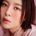 Esther Liu Instagram - #VogueECover 在攝影棚的劉品言有種很神奇的能力，就是以她為圓心的空間裡，一定會笑聲不斷。樂於分享她的心路歷程，不需要按照別人給的框架走，活出自己最想要的樣子。 她說：愛和被愛都需要學習，「有時可能是一個人不知道該怎麼把愛好好地表達出來，也有可能是被愛的一方不知道自己接受的其實是愛。」 疫後的改變，她覺得自己變得更無所求了，以前還會想十年二十年的規劃，現在五年都太長了。她大笑著說，只希望好好度過每一天，每個此時此刻。 🔗 看更多獨家精彩專訪內容，請點 @voguetaiwan 首頁連結 Talent: 劉品言 Esther Liu @esther88 APAC Editorial Director: Leslie Sun @sunles Project managing director: Amber Lo @yenchenlolo Managing editor: Emma Huang @emmahuang1030 Photographer: Tim Ho @timstudio.ho Video Director: Yu @jetsoyu Interview: September Leu @septemberleu Stylist: Amber Lo, Tze Ying Makeup: Dora @dora_lin_siyun @prttycool_makeup Hair: Chao yu wei @gracegiannalove @hairmakeup.weimama Fashion: Yentity @tungtingyen #劉品言EstherLiu #vogueceleb #TimeToEndBreastCancer
