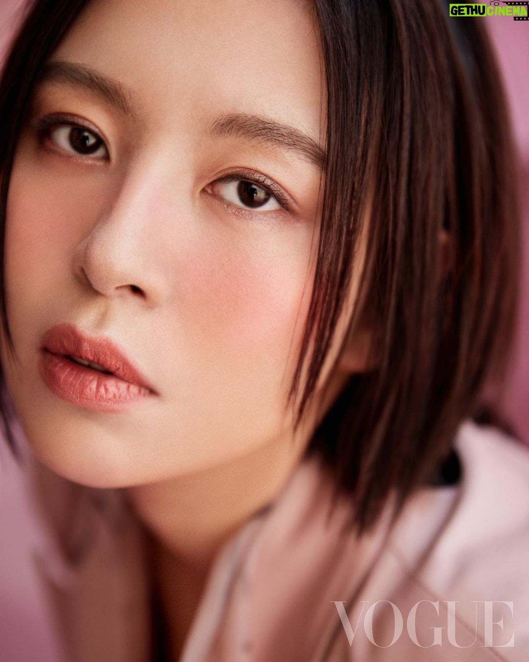 Esther Liu Instagram - #VogueECover 在攝影棚的劉品言有種很神奇的能力,就是以她為圓心的空間裡,一定會笑聲不斷。樂於分享她的心路歷程,不需要按照別人給的框架走,活出自己最想要的樣子。 她說:愛和被愛都需要學習,「有時可能是一個人不知道該怎麼把愛好好地表達出來,也有可能是被愛的一方不知道自己接受的其實是愛。」 疫後的改變,她覺得自己變得更無所求了,以前還會想十年二十年的規劃,現在五年都太長了。她大笑著說,只希望好好度過每一天,每個此時此刻。 🔗 看更多獨家精彩專訪內容,請點 @voguetaiwan 首頁連結 Talent: 劉品言 Esther Liu @esther88 APAC Editorial Director: Leslie Sun @sunles Project managing director: Amber Lo @yenchenlolo Managing editor: Emma Huang @emmahuang1030 Photographer: Tim Ho @timstudio.ho Video Director: Yu @jetsoyu Interview: September Leu @septemberleu Stylist: Amber Lo, Tze Ying Makeup: Dora @dora_lin_siyun @prttycool_makeup Hair: Chao yu wei @gracegiannalove @hairmakeup.weimama Fashion: Yentity @tungtingyen #劉品言EstherLiu #vogueceleb #TimeToEndBreastCancer