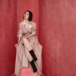 Esther Liu Instagram - #VogueECover 在攝影棚的劉品言有種很神奇的能力，就是以她為圓心的空間裡，一定會笑聲不斷。樂於分享她的心路歷程，不需要按照別人給的框架走，活出自己最想要的樣子。 她說：愛和被愛都需要學習，「有時可能是一個人不知道該怎麼把愛好好地表達出來，也有可能是被愛的一方不知道自己接受的其實是愛。」 疫後的改變，她覺得自己變得更無所求了，以前還會想十年二十年的規劃，現在五年都太長了。她大笑著說，只希望好好度過每一天，每個此時此刻。 🔗 看更多獨家精彩專訪內容，請點 @voguetaiwan 首頁連結 Talent: 劉品言 Esther Liu @esther88 APAC Editorial Director: Leslie Sun @sunles Project managing director: Amber Lo @yenchenlolo Managing editor: Emma Huang @emmahuang1030 Photographer: Tim Ho @timstudio.ho Video Director: Yu @jetsoyu Interview: September Leu @septemberleu Stylist: Amber Lo, Tze Ying Makeup: Dora @dora_lin_siyun @prttycool_makeup Hair: Chao yu wei @gracegiannalove @hairmakeup.weimama Fashion: Yentity @tungtingyen #劉品言EstherLiu #vogueceleb #TimeToEndBreastCancer